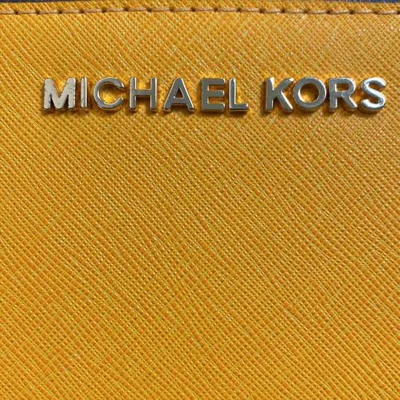 Merigold Michael Kors wristlet wallet with removable wristlet attachment - Picture 4 of 6